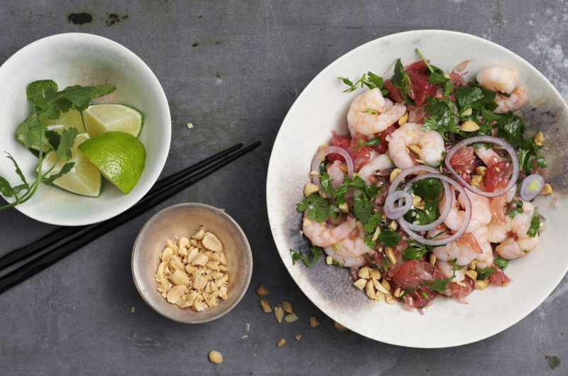 Salade de crevettes vietnamienne avec pomelo