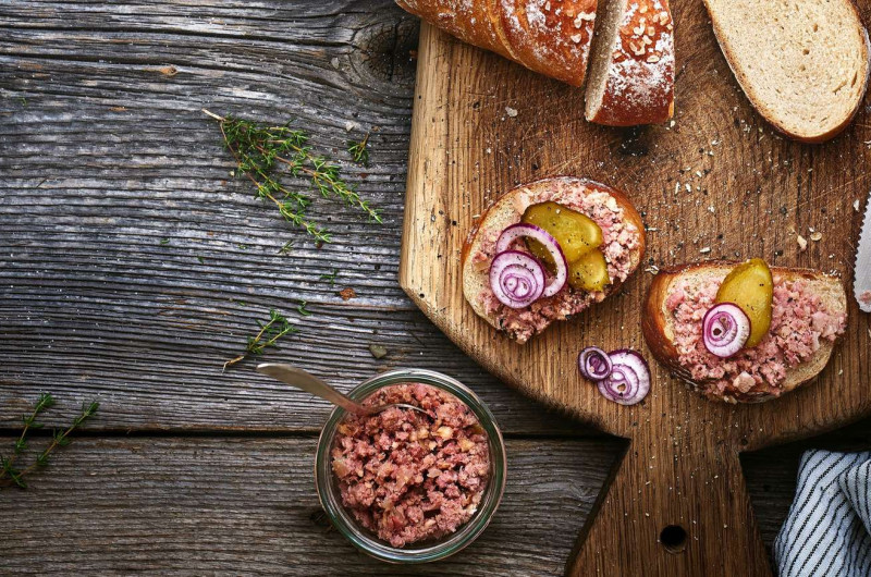 Pain à la bière au dutch oven avec pâte à tartiner aux lardons