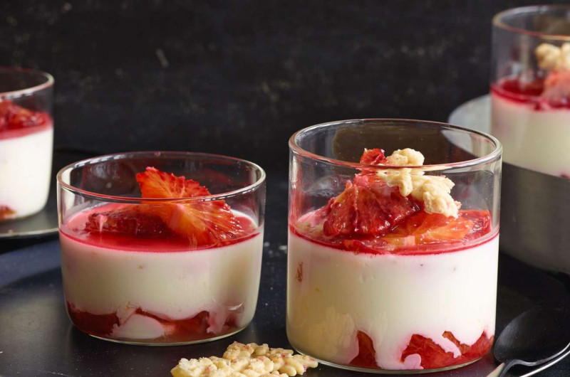 Panna cotta à l'orange avec riz soufflé au gingembre