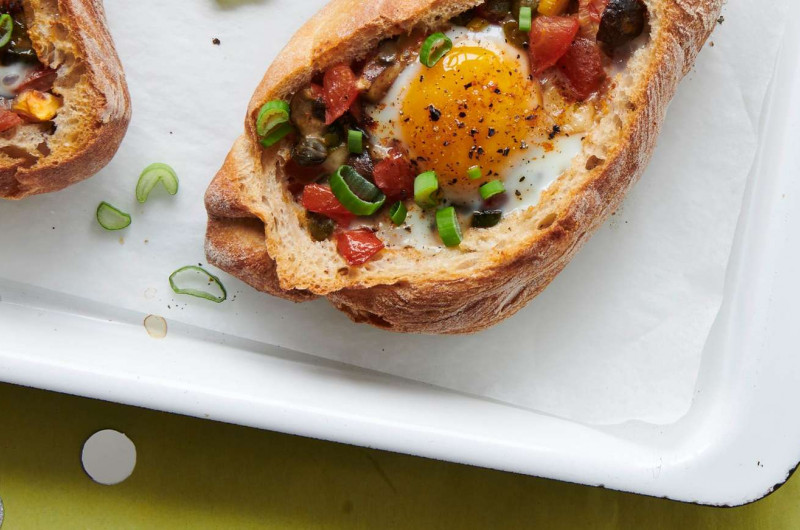 Petit pain aux légumes avec œuf