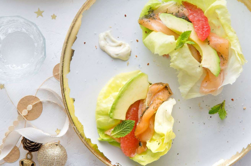 Feuilles de salade farcies au saumon et à l'avocat