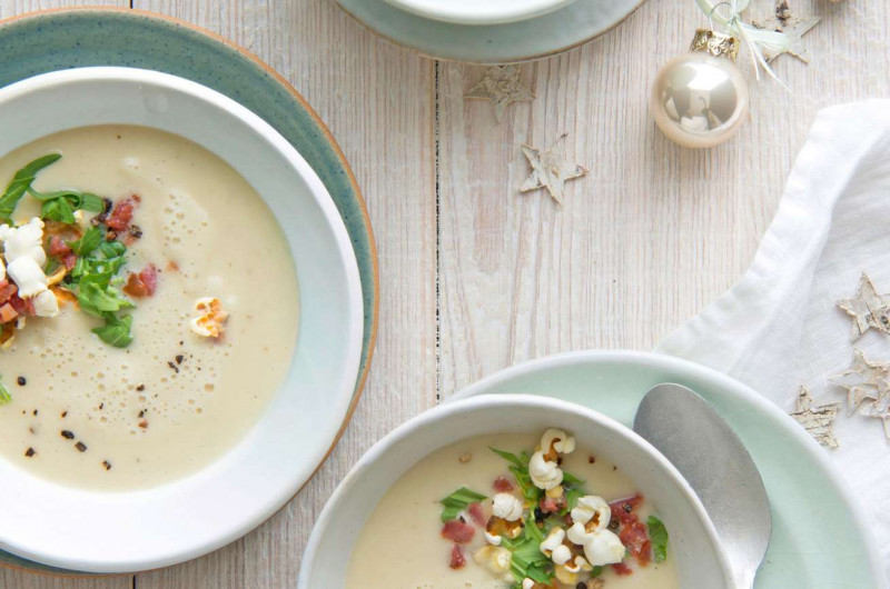 Velouté de céleri avec pop-corn au lard