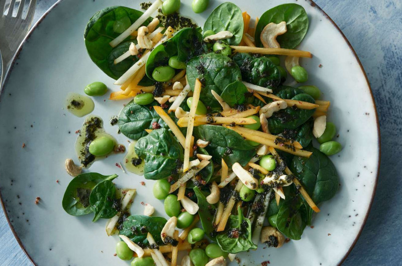 Salade d'épinards avec edamame, kaki et sauce nori