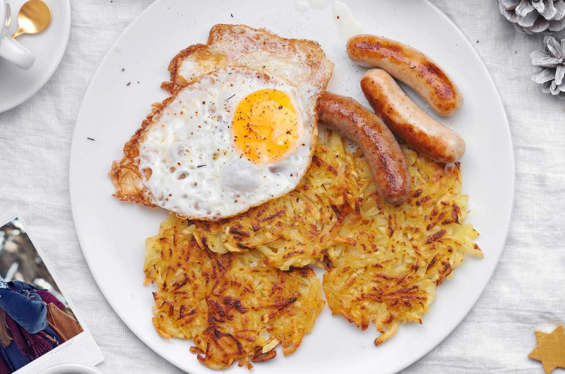 Rösti avec œuf au plat et petites saucisses