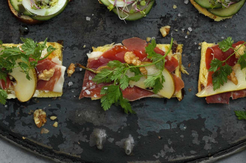 Canapé au jambon cru