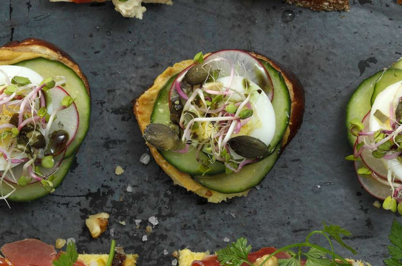 Canapé au concombre et à l'œuf