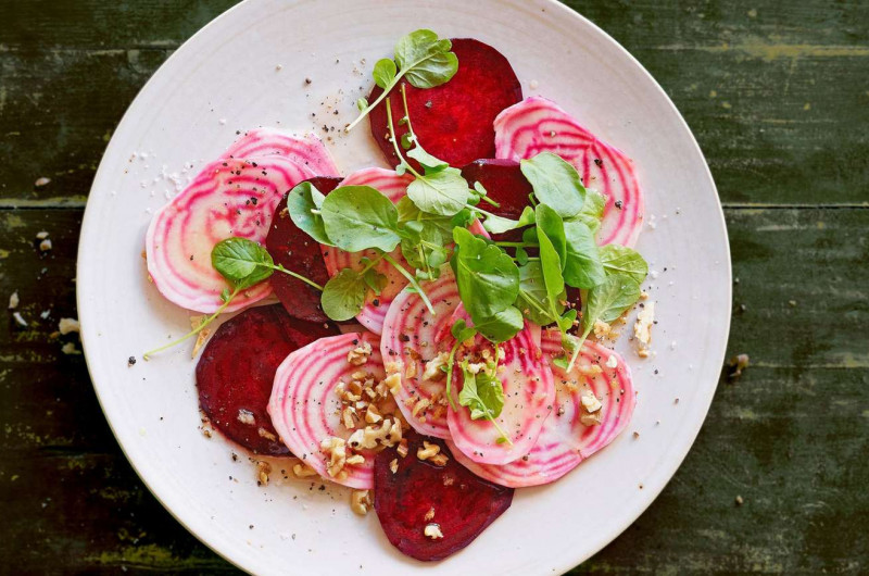 Salade de betteraves crues avec sauce aux coings