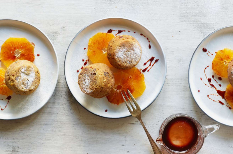 Pudding aux dattes sur lit d'oranges