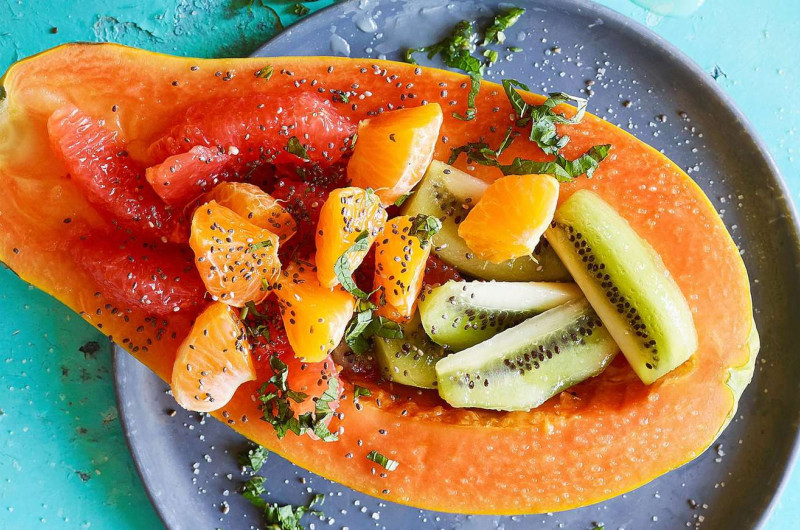 Papaye farcie avec grapefruit et menthe