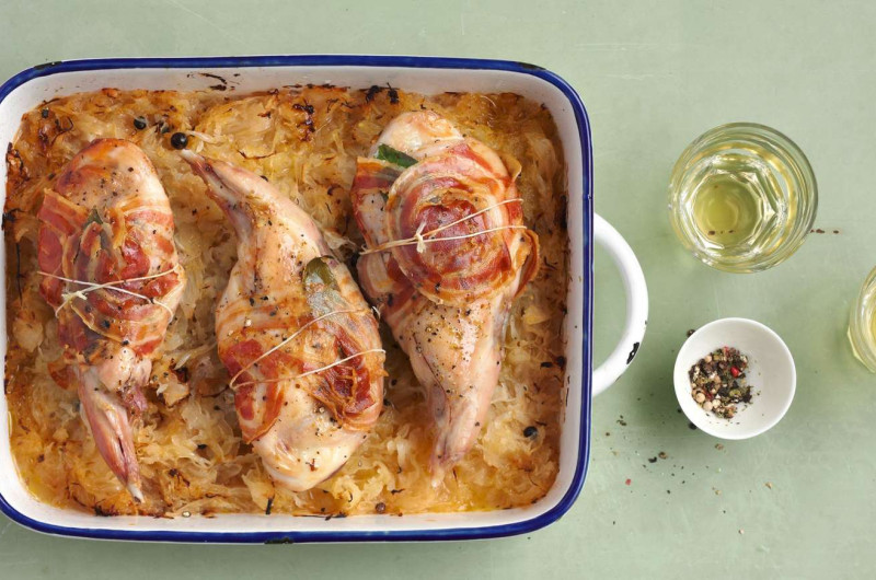 Cuisses de lapin sur choucroute au vin