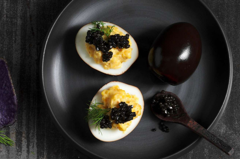 Œufs marinés au vinaigre avec caviar