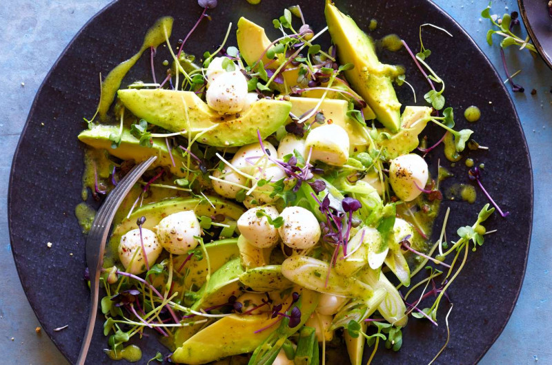 Salade de mozzarella et d'avocat avec micro-pousses