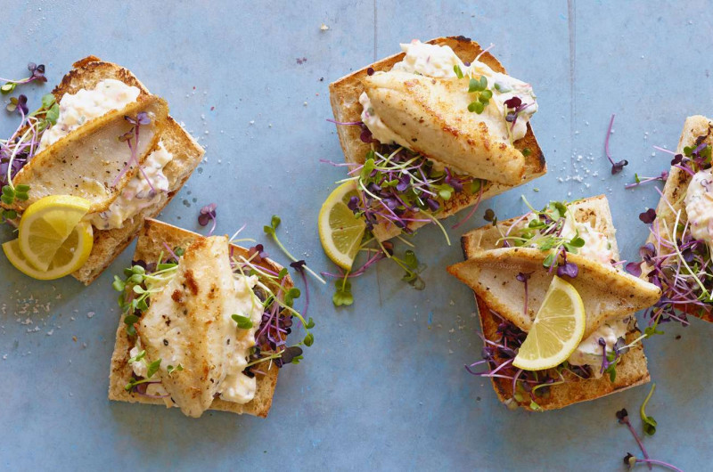 Filets de perche sur pain grillé avec micro-pousses
