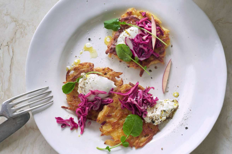 Médaillons de rösti avec chou rouge et burrata