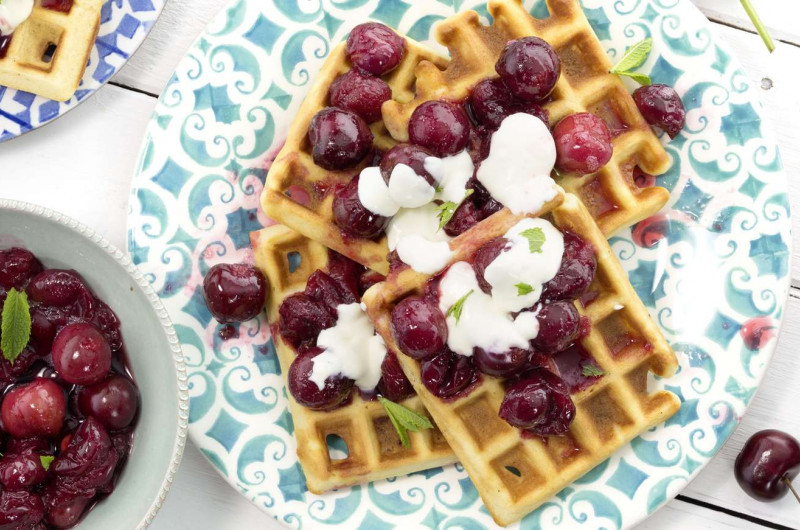 Gaufres avec compote de cerises