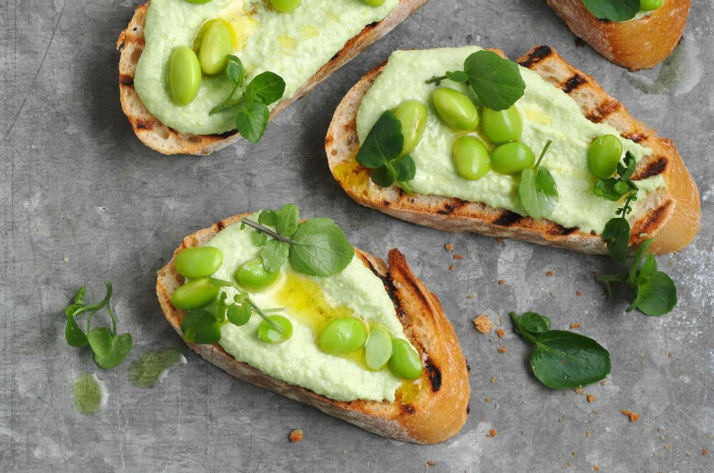 Crostini avec houmous d'edamame