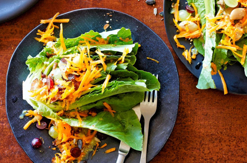 Laitue avec chanterelles et courge