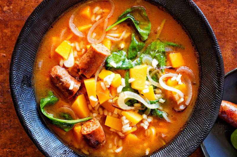 Minestrone à la courge et aux saucisses