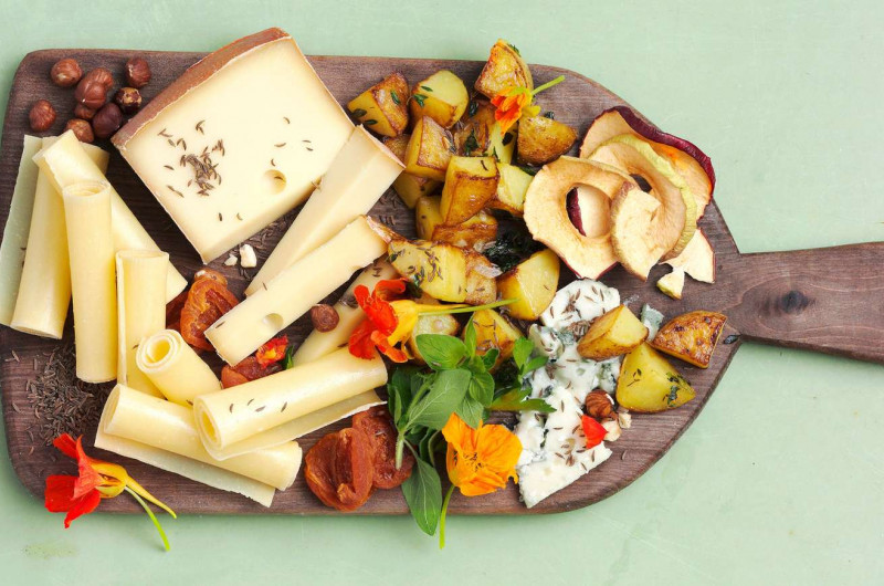 Plateau de fromages corsés avec pommes de terre rissolées