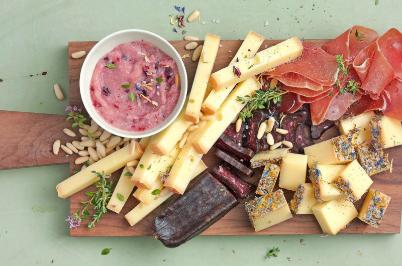 Plateau de fromages de montagne avec semoule aux airelles rouges