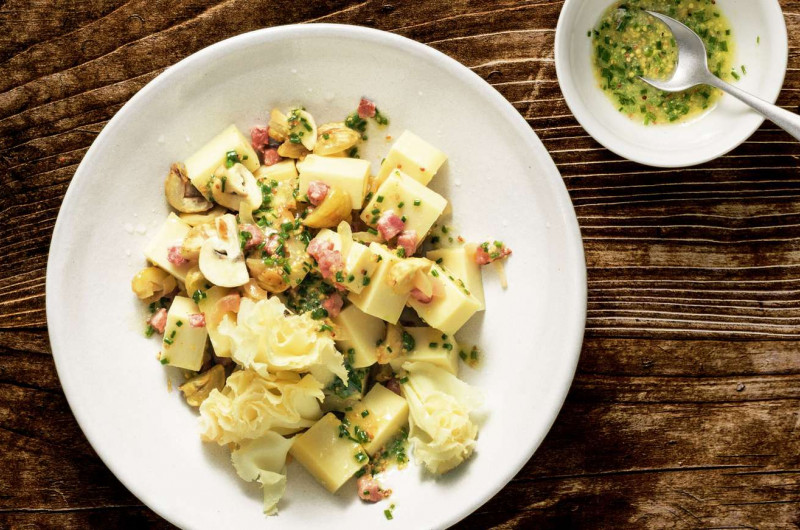 Salade de fromage avec marrons et champignons