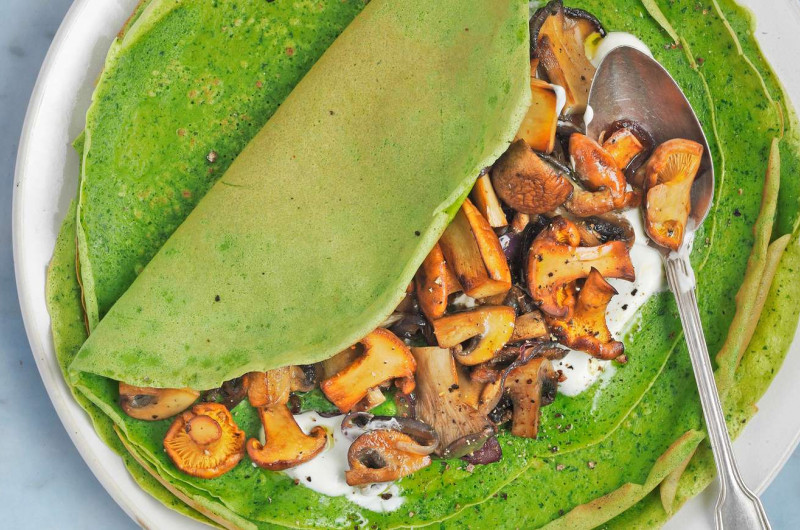 Crêpes aux fines herbes avec champignons