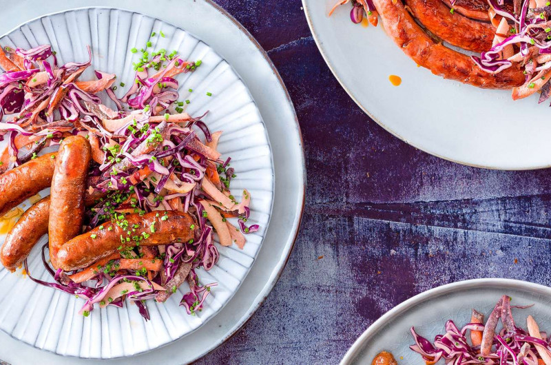 Coleslaw violet avec saucisses