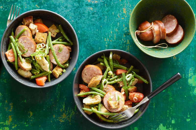 Salade avec saucisson et croûtons