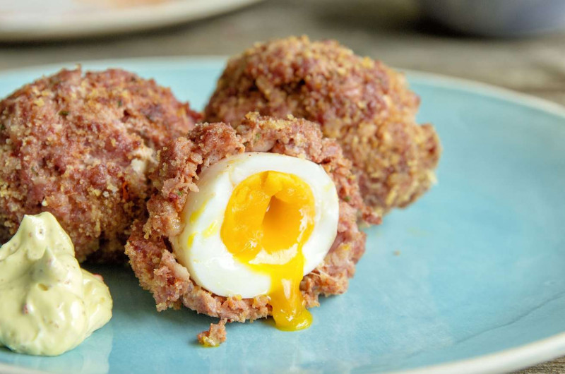 Œuf écossais avec mayonnaise au piment