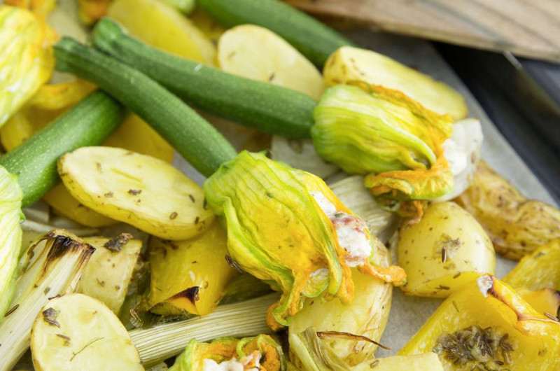 Fleurs de courgette farcies avec légumes au four
