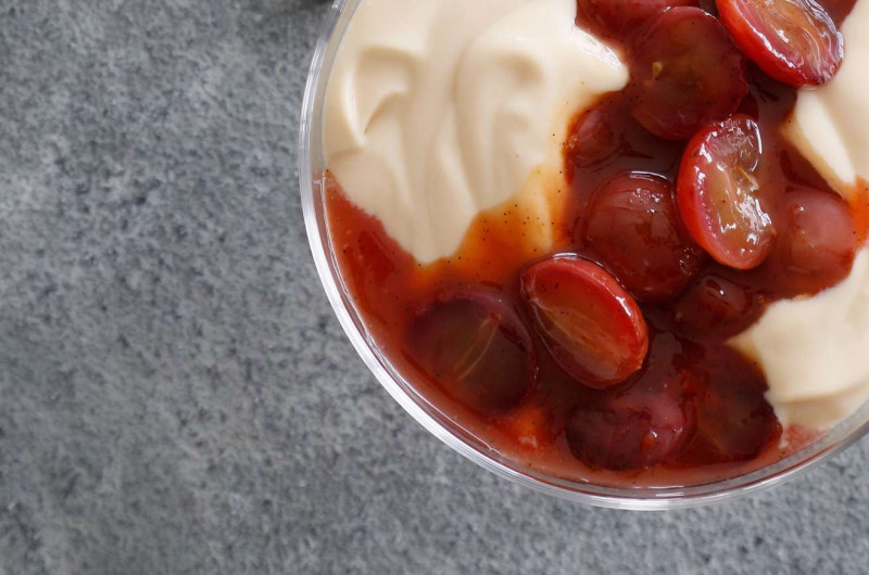Crème caramel avec compote de raisins