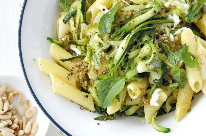 Penne au pesto et aux courgettes
