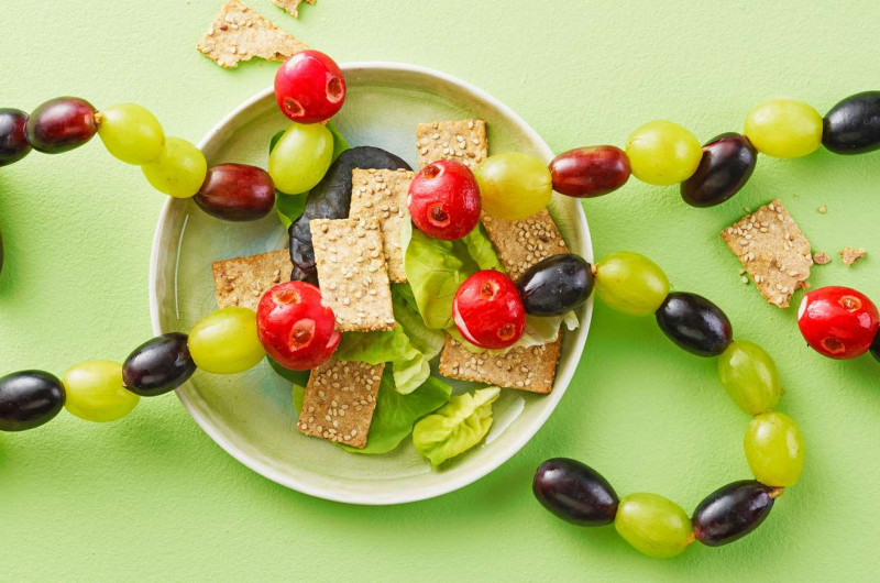 Chenille de raisins et de radis avec crackers