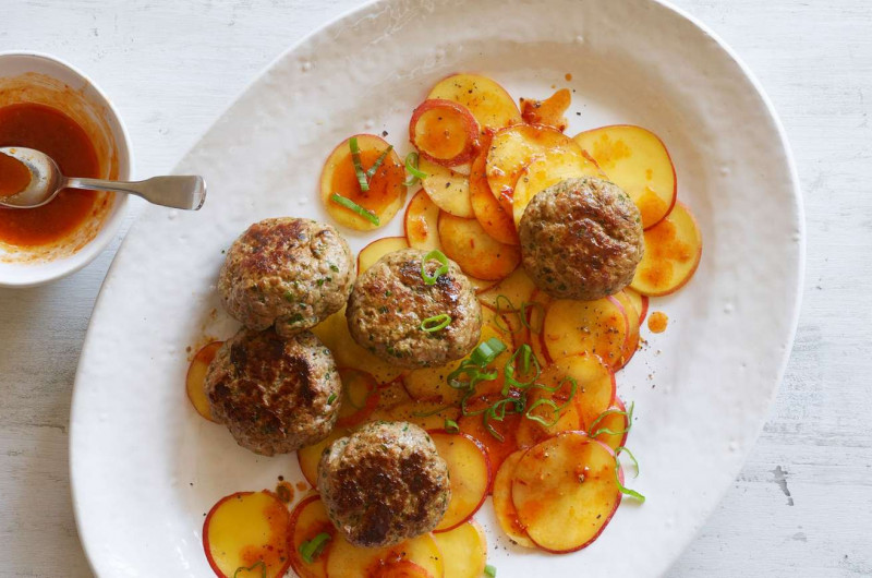 Galettes de viande hachée sur carpaccio de nectarines