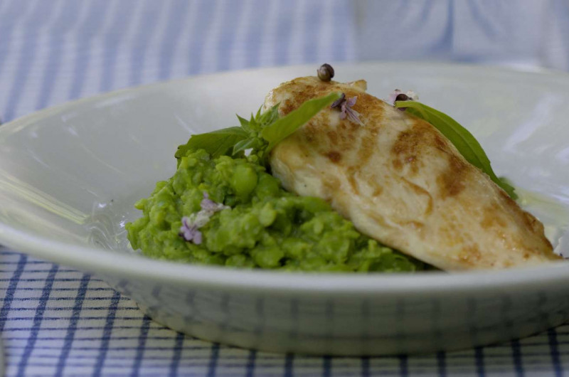 Poitrine de poulet sur écrasée de petits pois