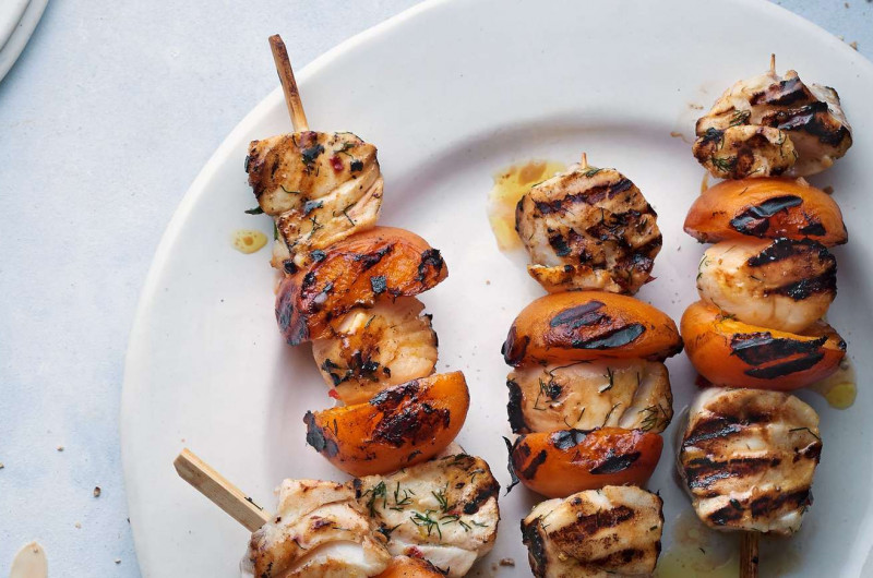 Brochettes de poisson et d'abricot grillés