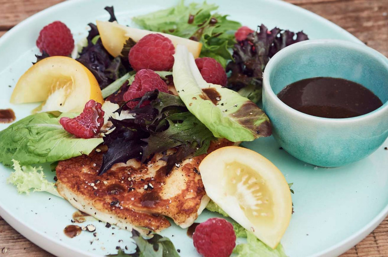 Salade avec halloumi et framboises
