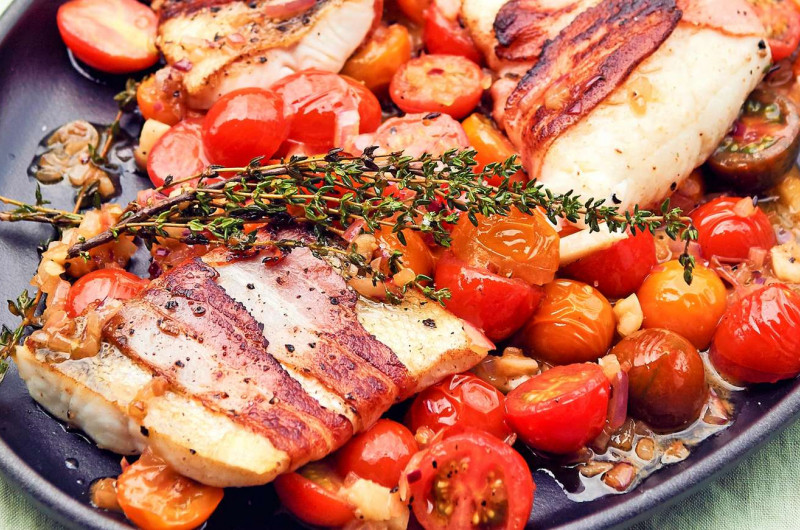 Filet de sandre lardé avec tomates