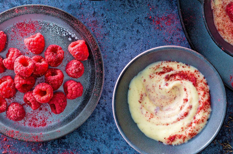 Crème au chocolat avec sucre aux framboises et à la lavande