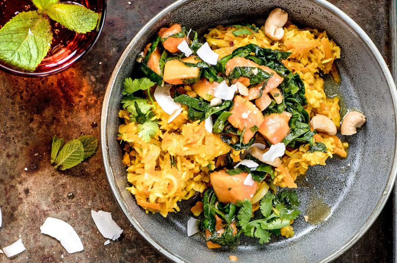 Curry aux carottes et à la noix de coco avec salade de papaye