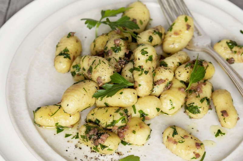 Gnocchi avec beurre aux anchois et au persil