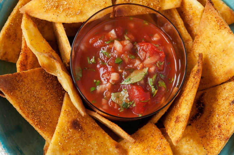 Chips de tortillas maison avec sauce tomate