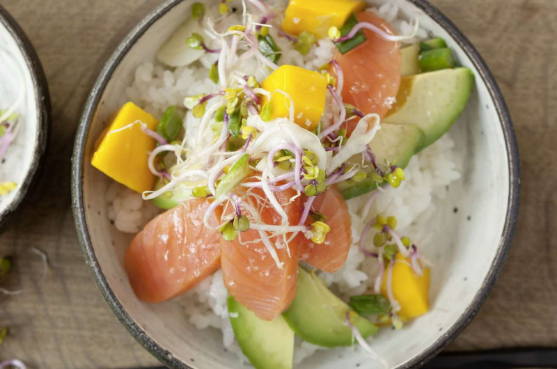 Poke bowl avec saumon fumé et pousses