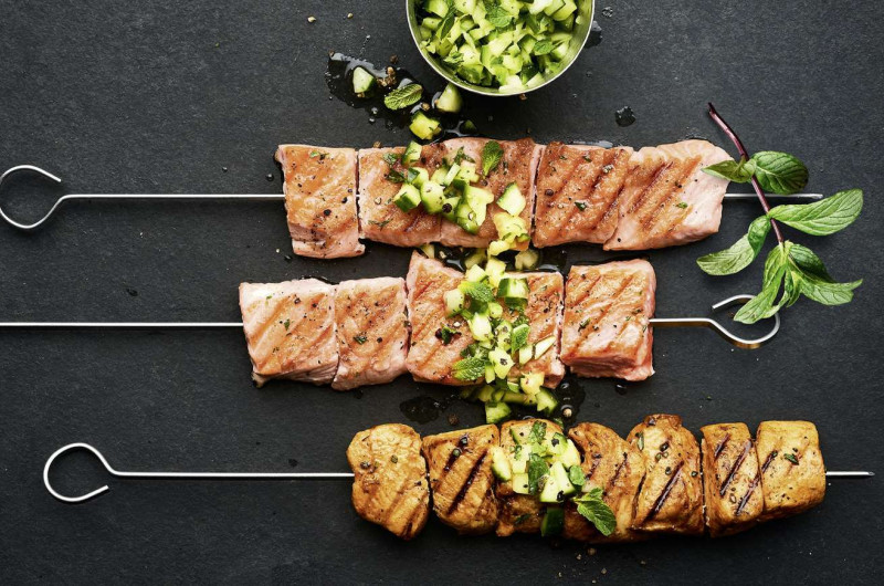 Brochettes au gril avec salsa de concombre