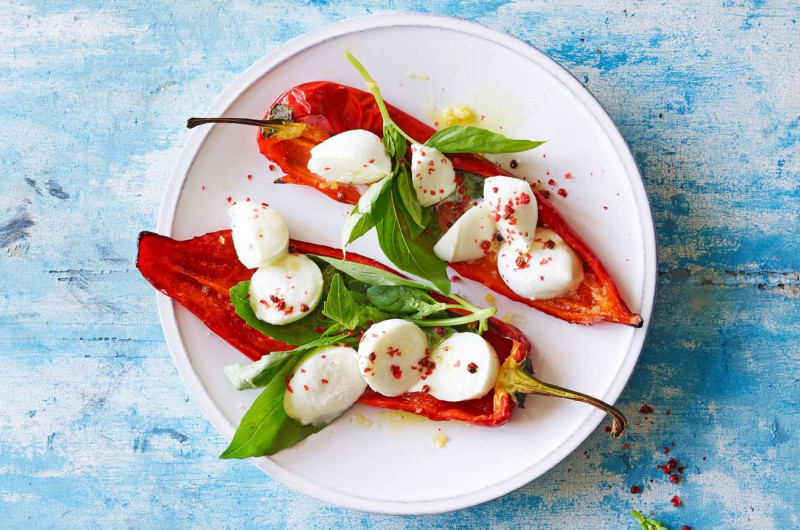 Poivrons allongés avec mozzarella de bufflonne
