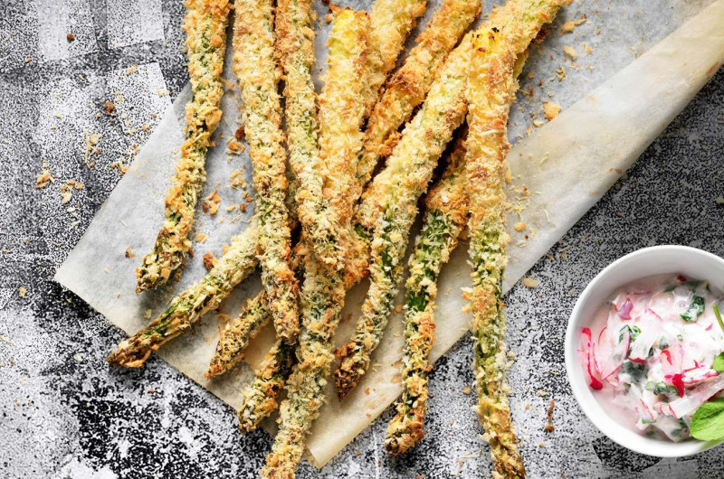 Asperges croustillantes et dip aux radis roses