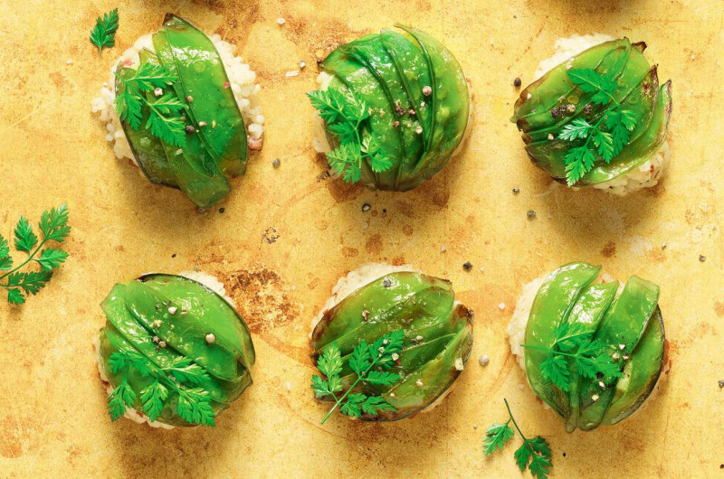 Petits gâteaux à l'orge et aux pois mange-tout