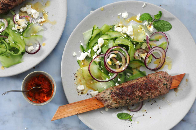 Brochettes de viande hachée d'agneau et salade de concombre