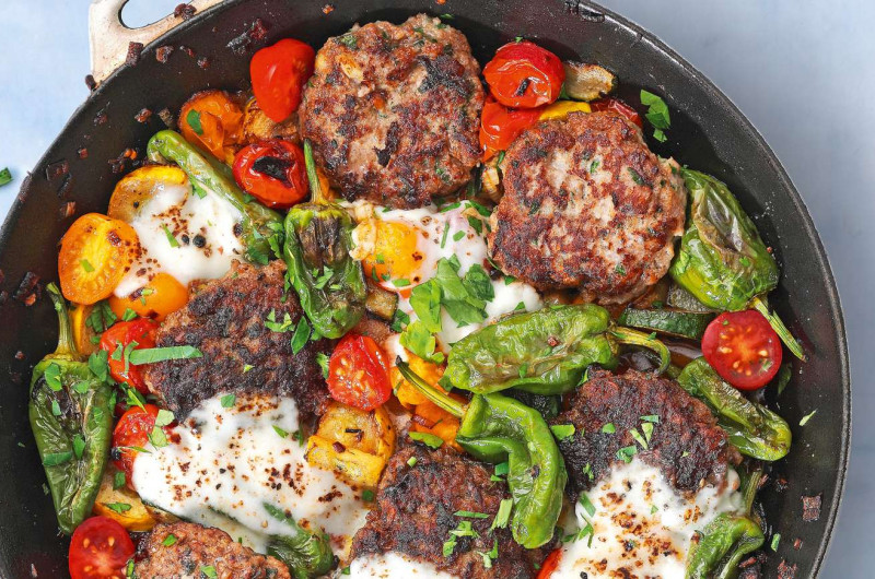 Poêlée de pimientos avec burgers de bœuf