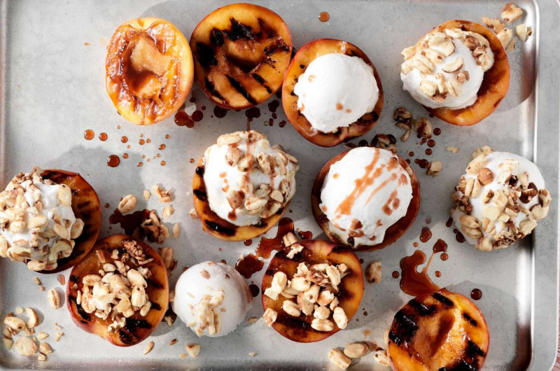 Nectarines grillées avec glace croustillante